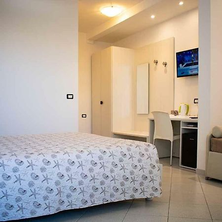 Hotel Delfino Марина-ди-Каррара Экстерьер фото
