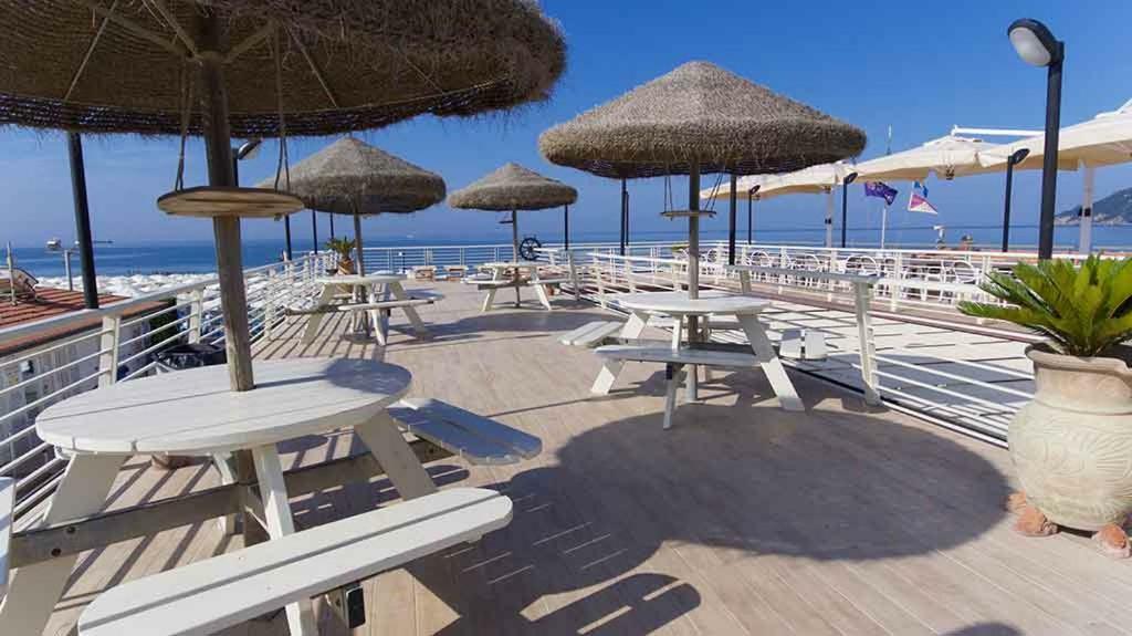 Hotel Delfino Марина-ди-Каррара Экстерьер фото