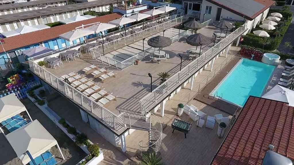 Hotel Delfino Марина-ди-Каррара Экстерьер фото