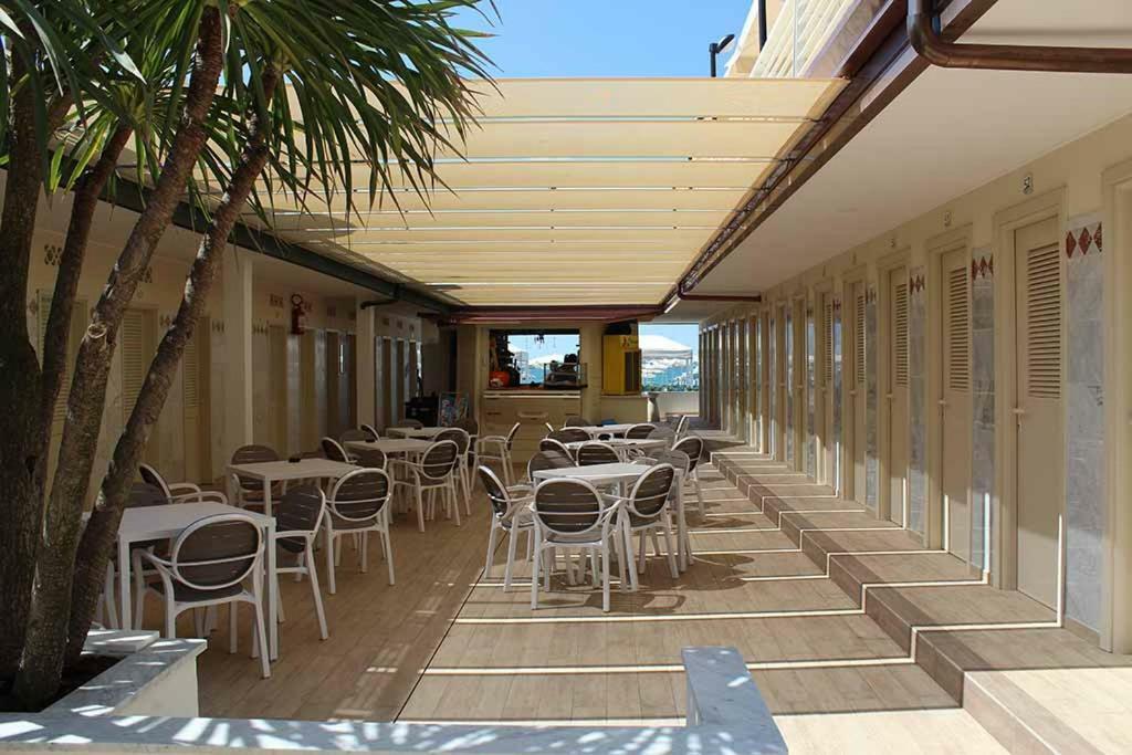 Hotel Delfino Марина-ди-Каррара Экстерьер фото