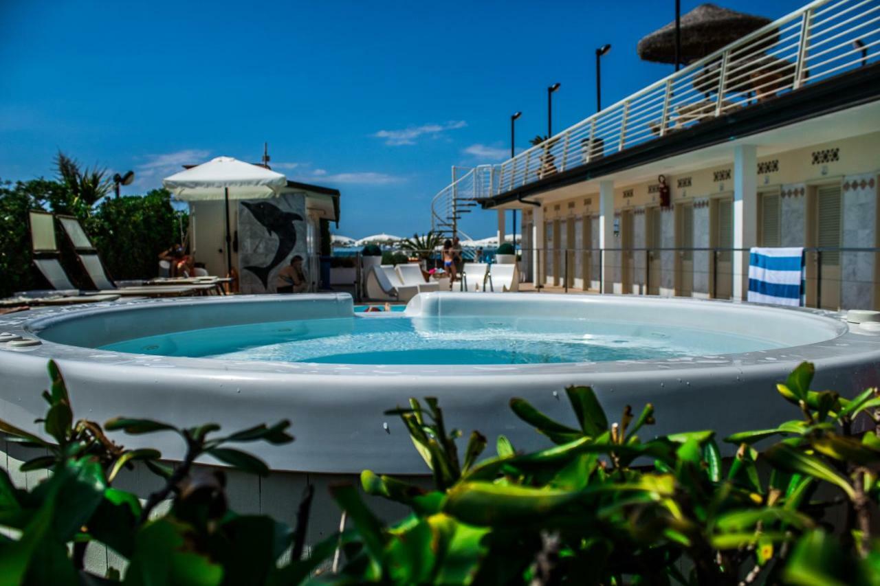 Hotel Delfino Марина-ди-Каррара Экстерьер фото