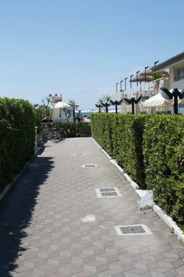 Hotel Delfino Марина-ди-Каррара Экстерьер фото