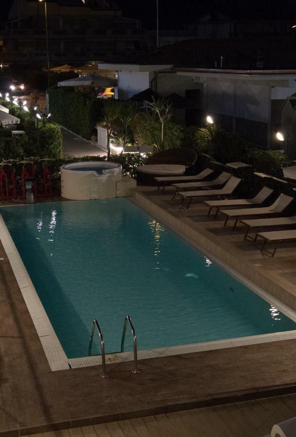 Hotel Delfino Марина-ди-Каррара Экстерьер фото